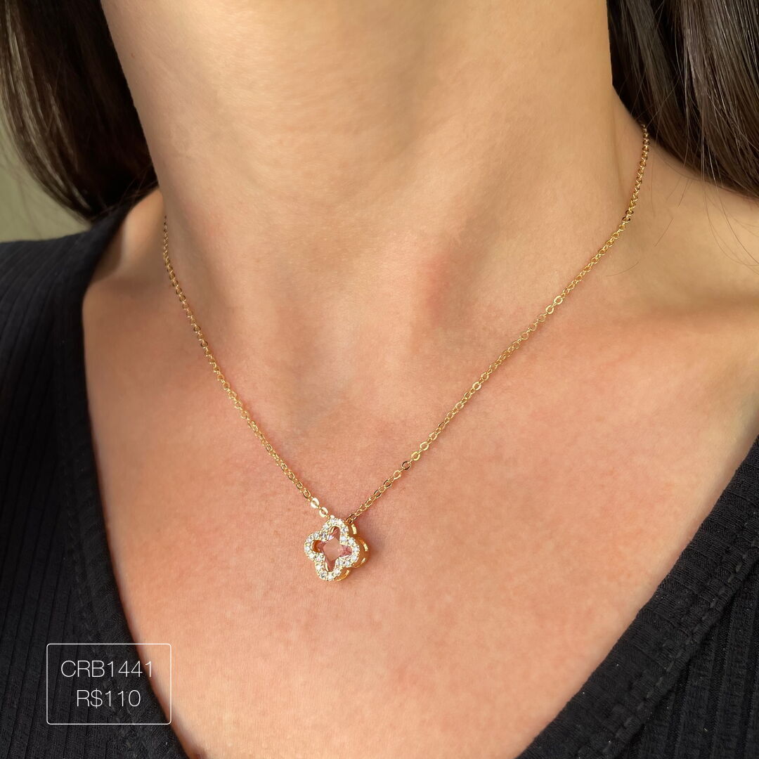 Colar de Trevo Vidro Rosa Cravejado Cristal Dourado